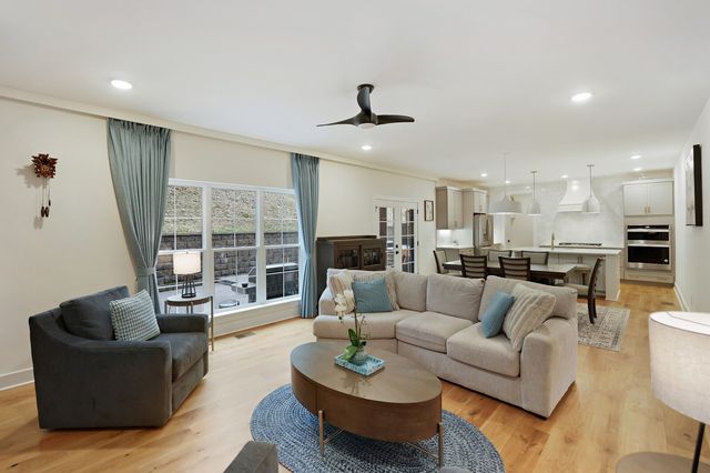 7674 Sawyer Brown Rd, Nashville, TN 37221