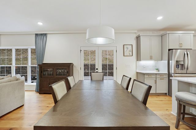 7674 Sawyer Brown Rd, Nashville, TN 37221