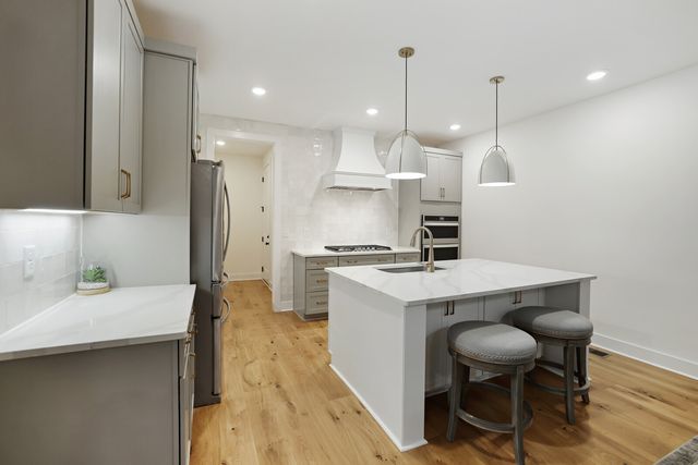 7674 Sawyer Brown Rd, Nashville, TN 37221