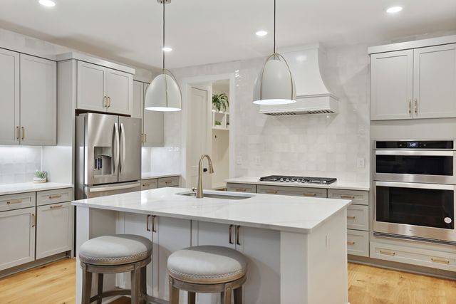 7674 Sawyer Brown Rd, Nashville, TN 37221