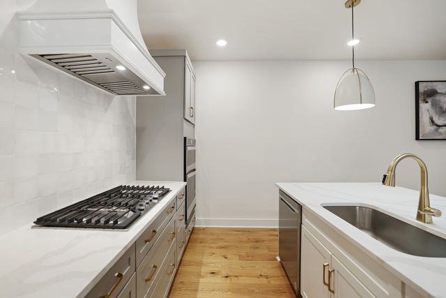 7674 Sawyer Brown Rd, Nashville, TN 37221