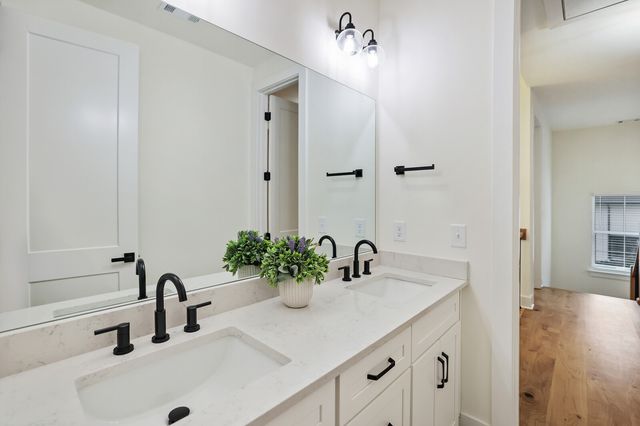 7674 Sawyer Brown Rd, Nashville, TN 37221