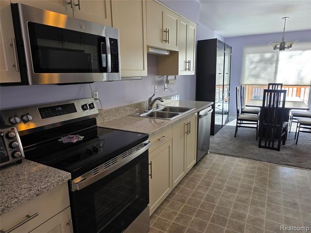 2090 Pleasant Drive, Commerce Twp, MI 48390