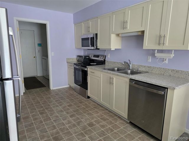 2090 Pleasant Drive, Commerce Twp, MI 48390