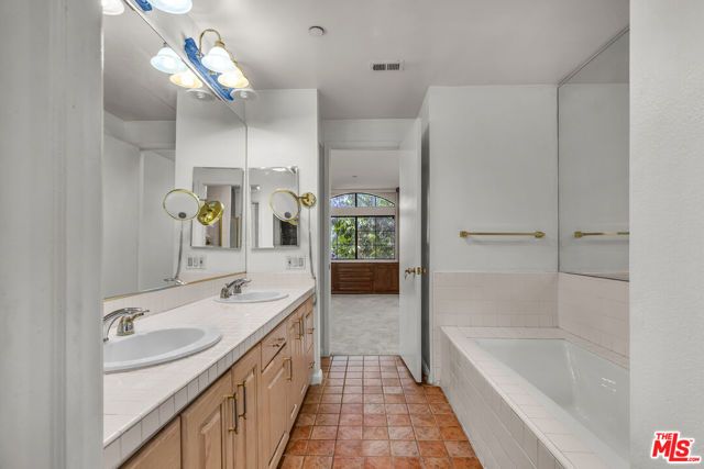 200 N Swall Drive 313, Beverly Hills, CA 90211