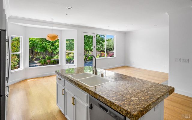 997 Lupine Ct, Healdsburg, CA 95448