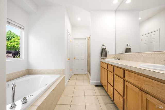 997 Lupine Ct, Healdsburg, CA 95448