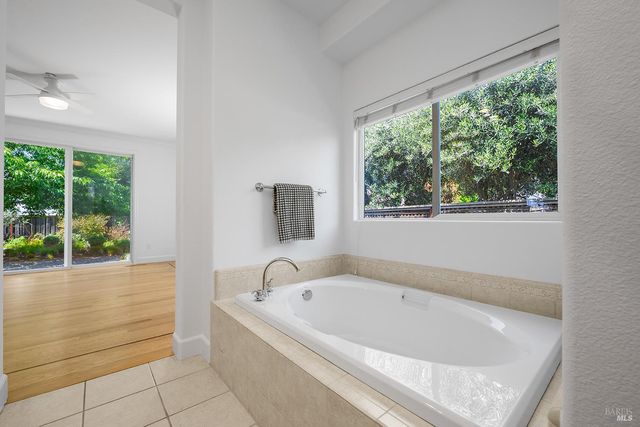 997 Lupine Ct, Healdsburg, CA 95448