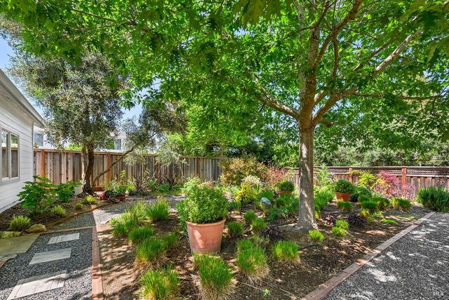 997 Lupine Ct, Healdsburg, CA 95448