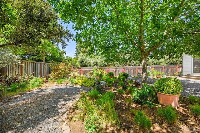 997 Lupine Ct, Healdsburg, CA 95448