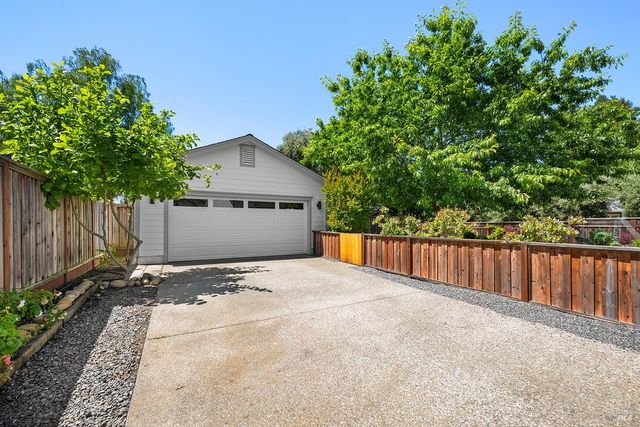997 Lupine Ct, Healdsburg, CA 95448