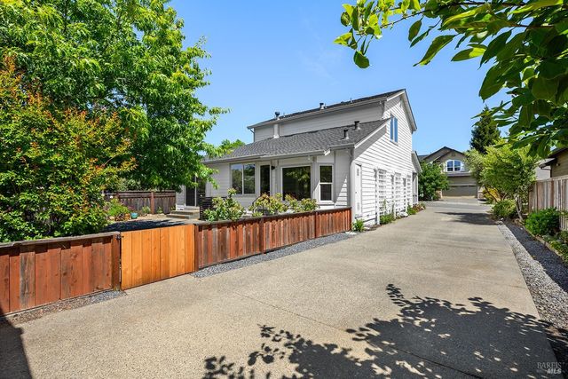 997 Lupine Ct, Healdsburg, CA 95448
