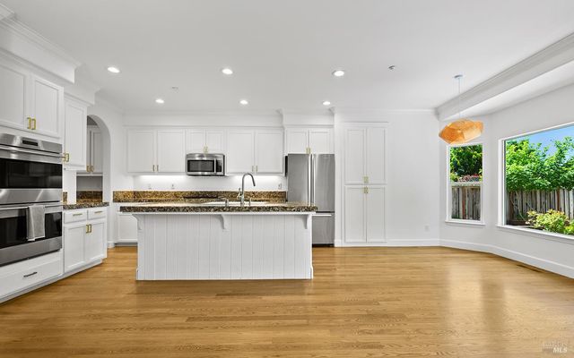 997 Lupine Ct, Healdsburg, CA 95448