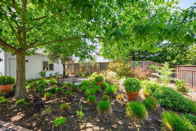 997 Lupine Ct, Healdsburg, CA 95448