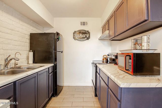 7031 N 80TH Avenue, Glendale, AZ 85303