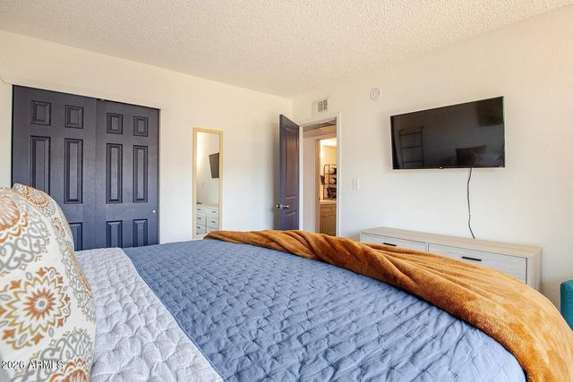 7031 N 80TH Avenue, Glendale, AZ 85303