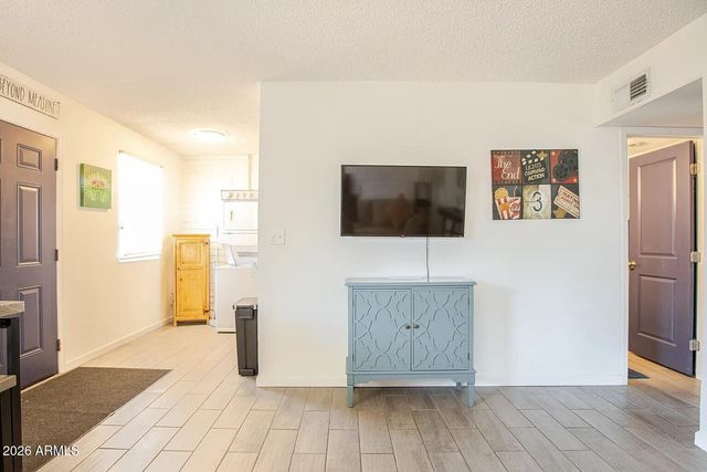 7031 N 80TH Avenue, Glendale, AZ 85303