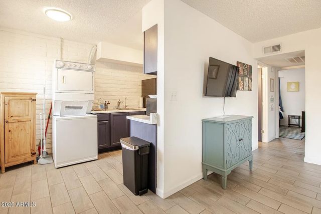 7031 N 80TH Avenue, Glendale, AZ 85303