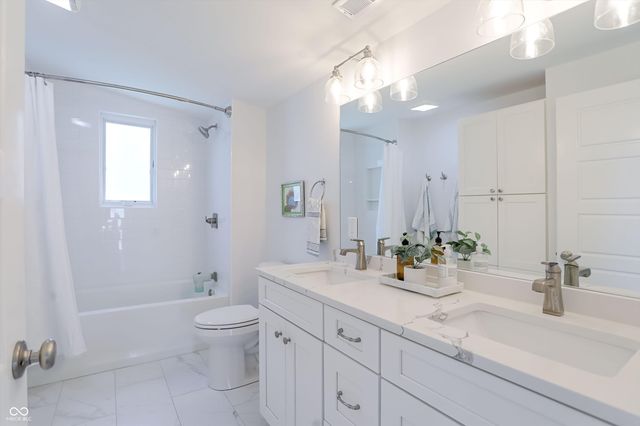 10472 Lower Garden Way, Zionsville, IN 46077