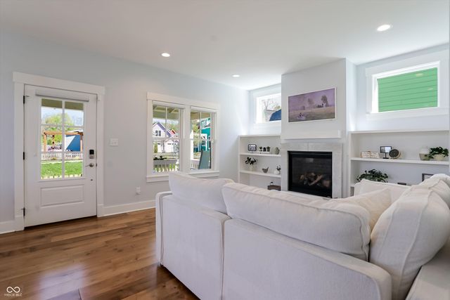 10472 Lower Garden Way, Zionsville, IN 46077