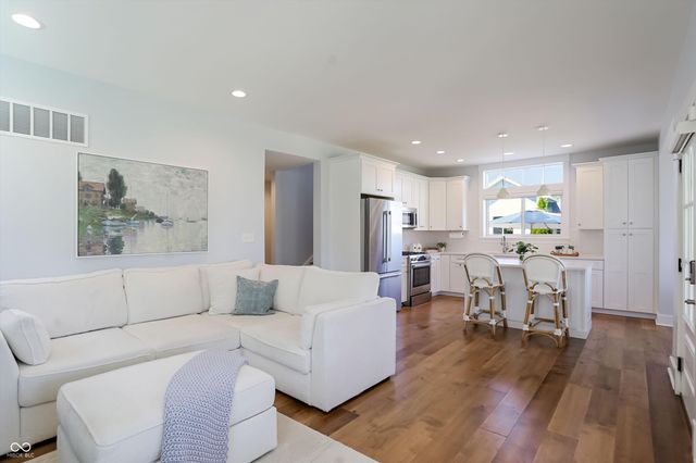 10472 Lower Garden Way, Zionsville, IN 46077