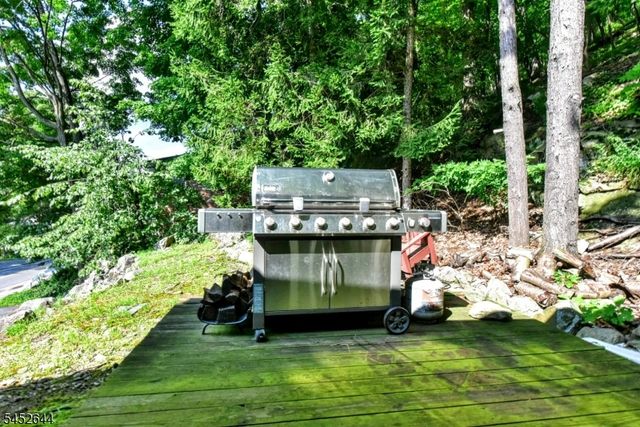 454 Skyline Lake Dr, Ringwood Boro, NJ 07456