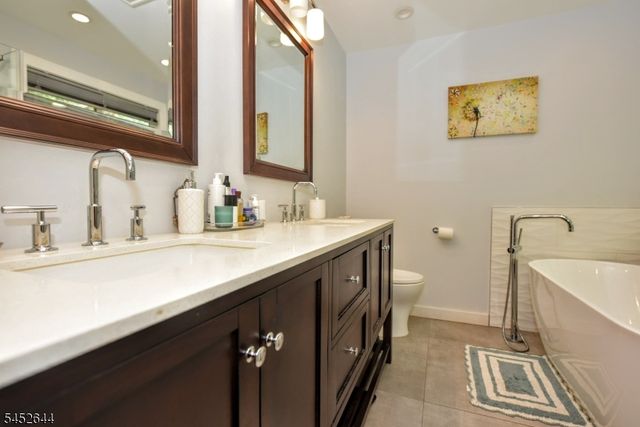 454 Skyline Lake Dr, Ringwood Boro, NJ 07456