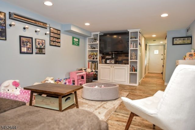 454 Skyline Lake Dr, Ringwood Boro, NJ 07456