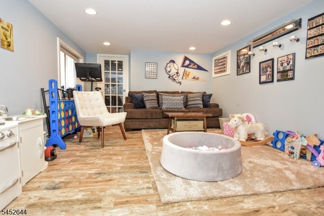 454 Skyline Lake Dr, Ringwood Boro, NJ 07456