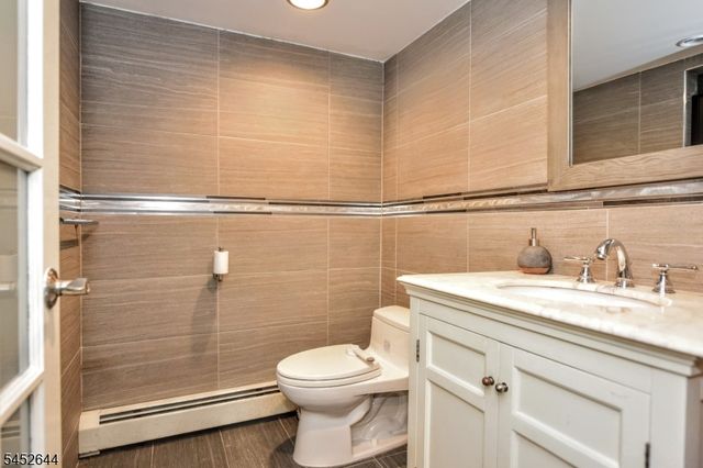 454 Skyline Lake Dr, Ringwood Boro, NJ 07456
