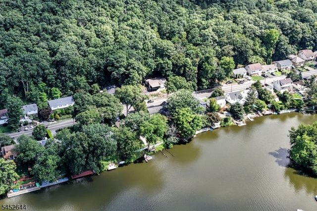 454 Skyline Lake Dr, Ringwood Boro, NJ 07456