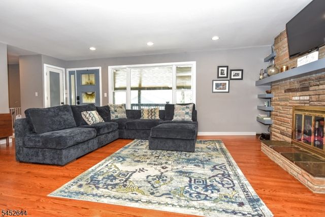 454 Skyline Lake Dr, Ringwood Boro, NJ 07456