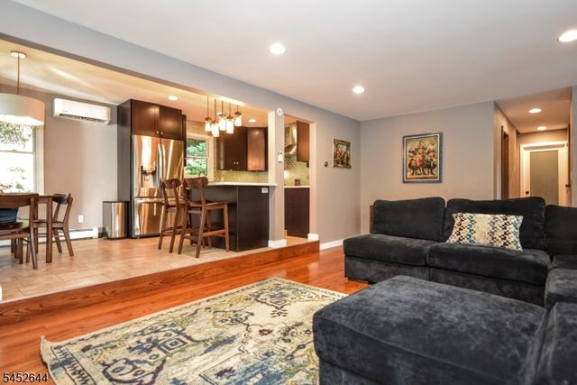 454 Skyline Lake Dr, Ringwood Boro, NJ 07456