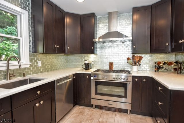 454 Skyline Lake Dr, Ringwood Boro, NJ 07456
