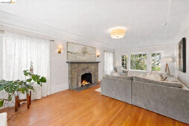 828 Alma Pl, Oakland, CA 94610