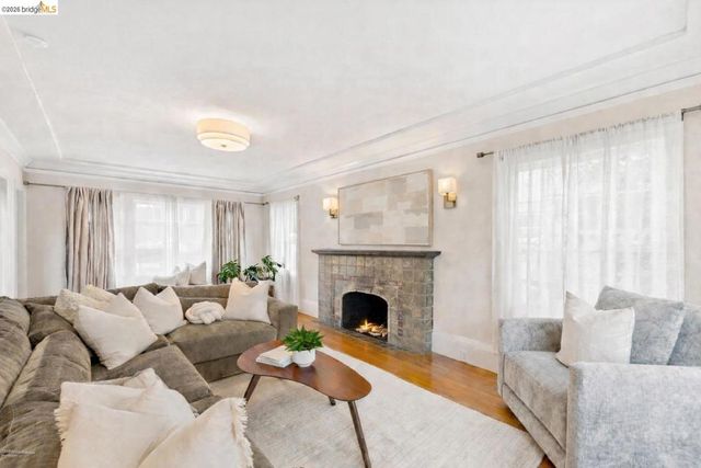 828 Alma Pl, Oakland, CA 94610