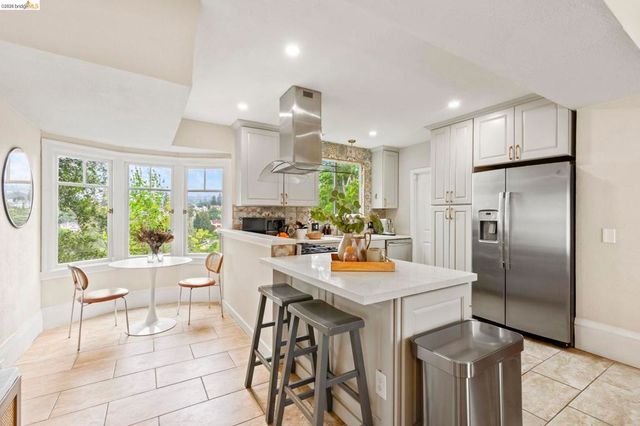 828 Alma Pl, Oakland, CA 94610