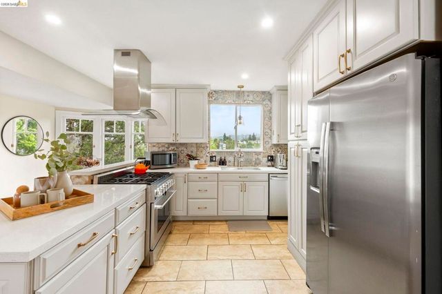 828 Alma Pl, Oakland, CA 94610