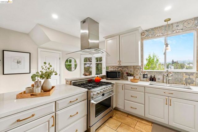 828 Alma Pl, Oakland, CA 94610