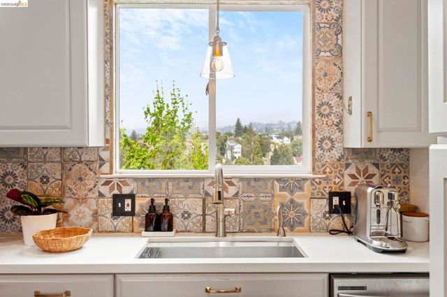 828 Alma Pl, Oakland, CA 94610