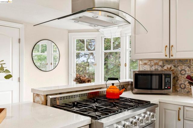 828 Alma Pl, Oakland, CA 94610