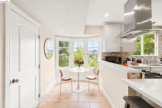 828 Alma Pl, Oakland, CA 94610