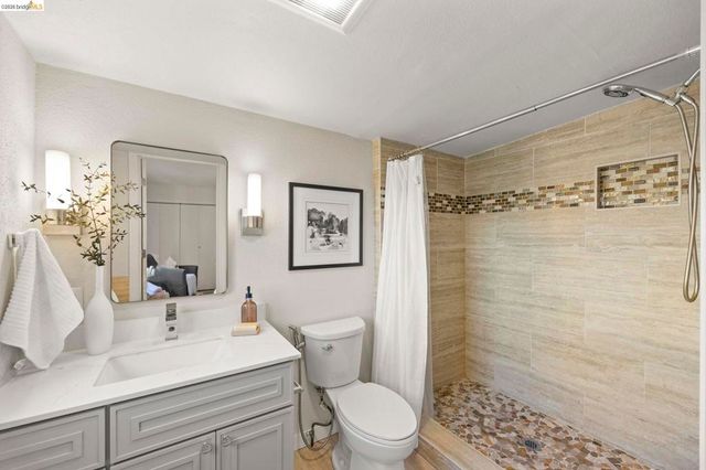 828 Alma Pl, Oakland, CA 94610