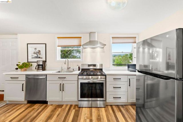 828 Alma Pl, Oakland, CA 94610