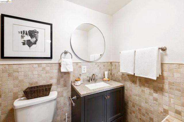 828 Alma Pl, Oakland, CA 94610