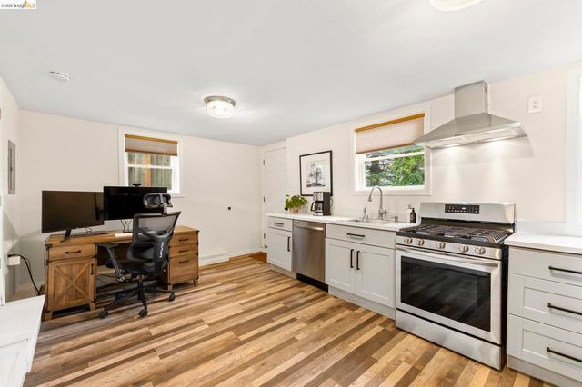 828 Alma Pl, Oakland, CA 94610