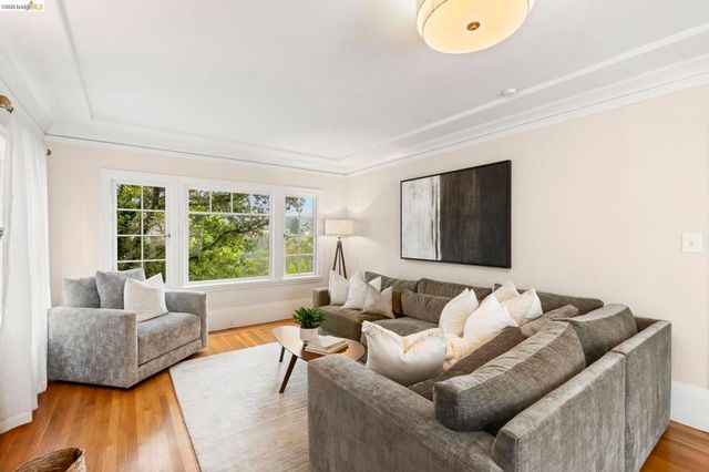 828 Alma Pl, Oakland, CA 94610