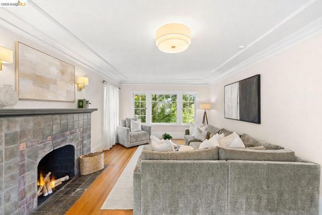 828 Alma Pl, Oakland, CA 94610