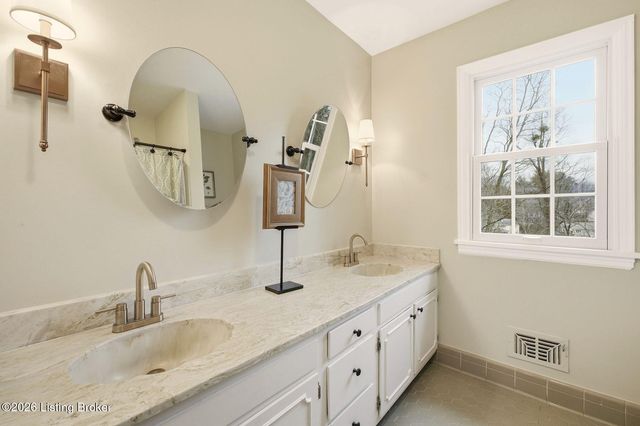 5204 Moccasin Trail, Louisville, KY 40207