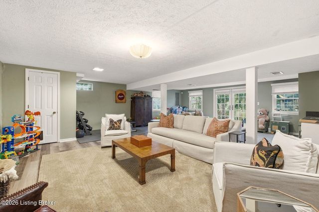 5204 Moccasin Trail, Louisville, KY 40207